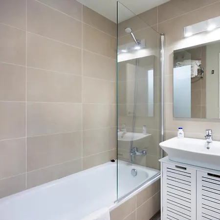 Home2book Modern With Pool In 아파트
